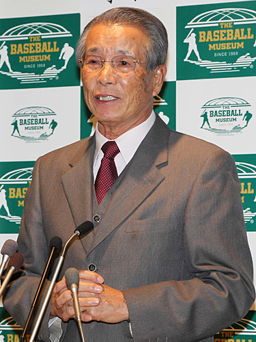 祝辞を述べる東京国際大学野球部監督の古葉竹識氏