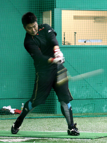 巨人に移籍した村田は新しい打撃フォームで鋭い打球を放つ