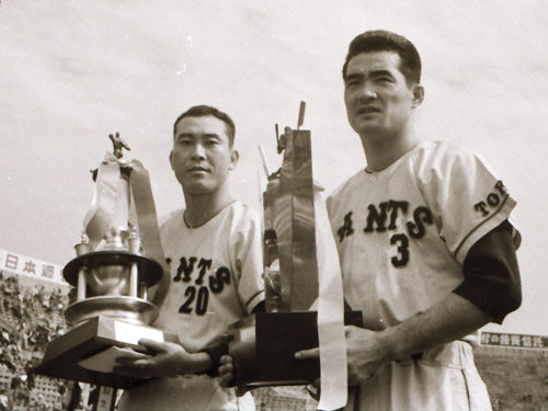 ６０年新人王を獲得し、表彰される堀本律雄さん（左）、右は首位打者の長嶋茂雄氏