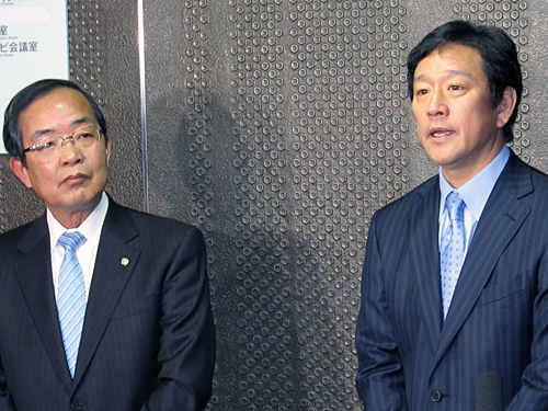 ダルビッシュの交渉合意で会見した日本ハム・栗山監督（右）と津田球団社長
