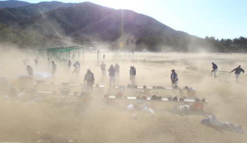 仮校舎のグラウンドで練習中「五葉おろし」で大量の砂ぼこりが舞い練習を中断するナイン　