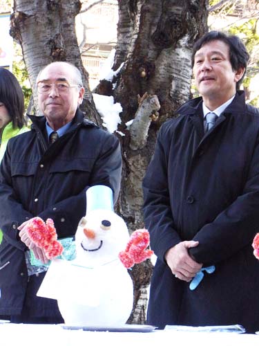 さっぽろ雪まつりＰＲイベントに参加した日本ハム・栗山監督（右）