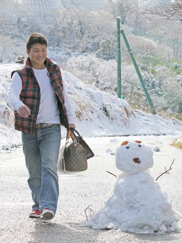 初めて川崎市ジャイアンツ球場を訪れた巨人・村田。雪だるまも歓迎している？