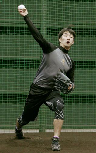 自主トレーニングを公開し、ブルペンで投球練習をする日本ハム・斎藤