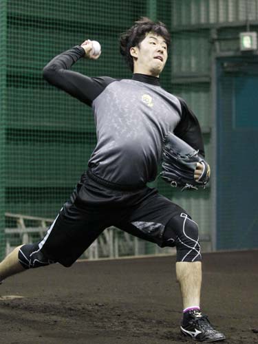 自主トレを公開した日本ハム・斎藤はブルペンで捕手を立たせて３５球