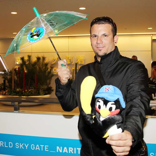 来日したヤクルトの新外国人・ロマンは応援傘とマスコットを手に活躍を誓う