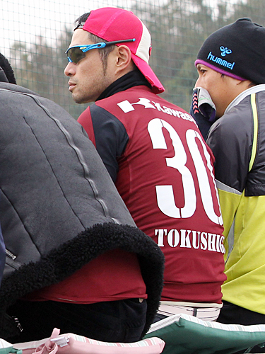 神戸ＧＫ徳重のレプリカユニホームを着て練習を見つめるイチロー