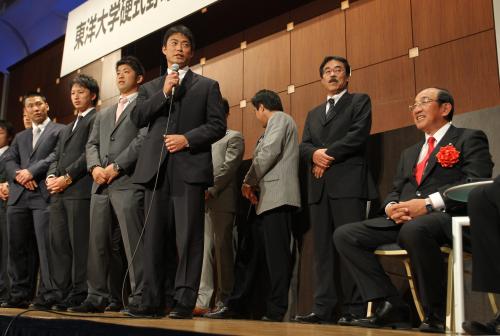 壇上で高橋監督（右）を前に大学時代のエピソードを話す阪神・桧山