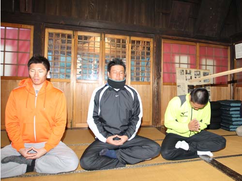 座禅トレを行った（左から）ヤクルトの上田、増渕、山本斉