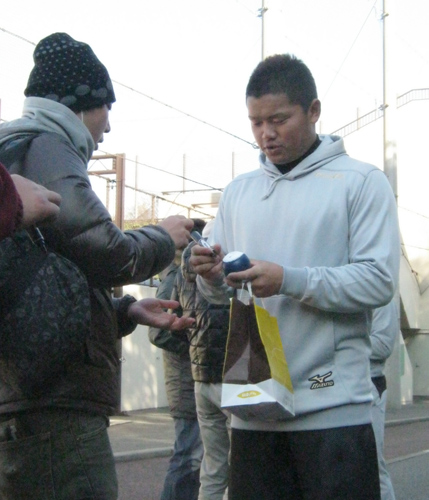 自主トレーニングを終えた日本ハム・大嶋は列をつくるファンにサイン。手には群馬の先輩である「斎藤に渡してくれ」と女性ファンから頼まれたプレゼントの紙袋も