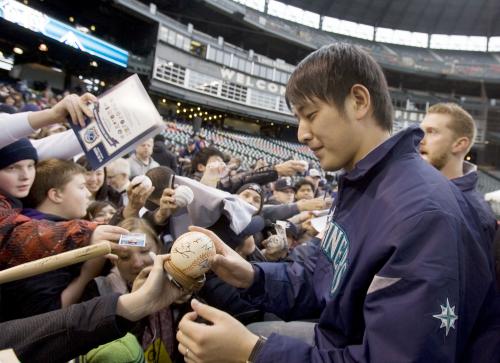 マリナーズのファン感謝デーで、ファンの求めに応じてサインする岩隈久志投手