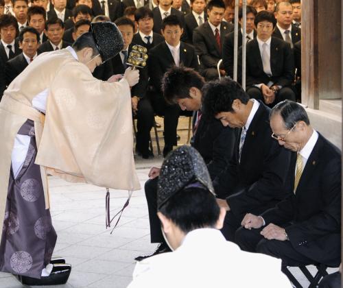 筥崎宮で、必勝祈願の参拝をするソフトバンクの（右から）王球団会長、秋山監督、本多選手会長