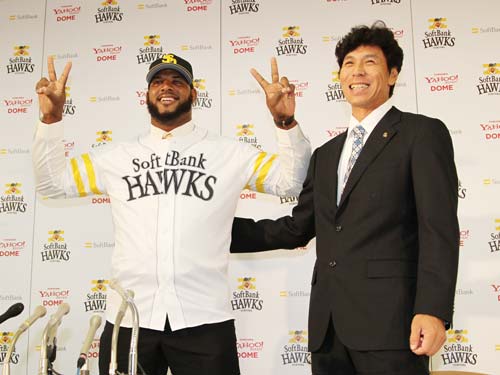 新スローガンの「ＶＶ」のポーズで笑顔のソフトバンク・ペーニャ（左）と秋山監督