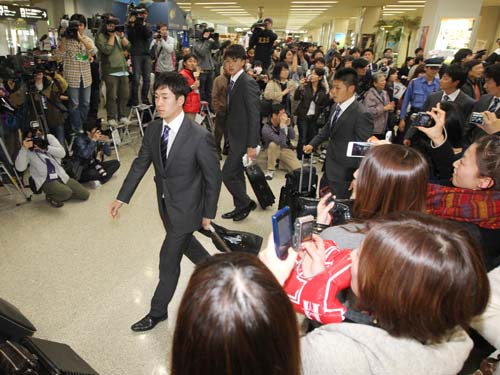 那覇空港に到着した日本ハム・斎藤は大勢のファンの歓迎を受ける