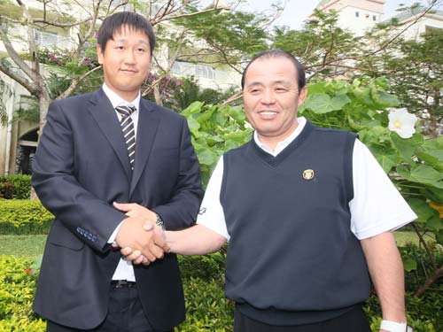 オリックス・岡田監督（右）は宿舎に到着した李大浩と握手を交わす