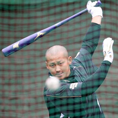 散髪した日本ハム・中田は打撃練習で快音を響かせた