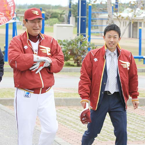 元阪神・赤星氏（右）にグラウンドジャンパーを着せて談笑する楽天・星野監督