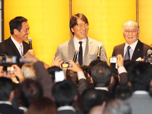 ＤｅＮＡ・中畑監督（左）は自身の「就任を祝う会」で松井に公開オファー。右は長嶋終身名誉監督