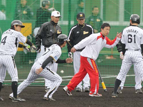 阪神・和田監督（左から４人目）も見つめる中、走塁指導する赤星氏（その右）