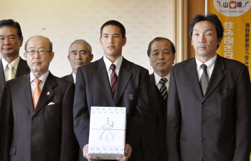 選抜高校野球大会への出場が決まり、山口県の二井知事（前列左）を表敬訪問した早鞆の大越監督（右端）ら