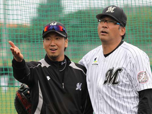 ロッテ・大松（左）の守備の上達に駒田臨時コーチも満足げな表情