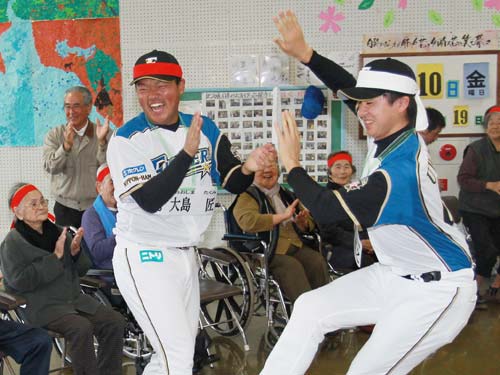 特別養護老人ホームを訪問し、上沢（右）の踊りに爆笑する日本ハム・大嶋