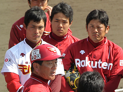 三好は試合後、聖沢（左）と稲田（右）に挟まれながら神妙に鈴木コーチの話を聞く