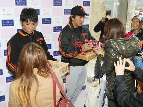 女性ファンにチョコレートを配る巨人の藤村（左）と長野