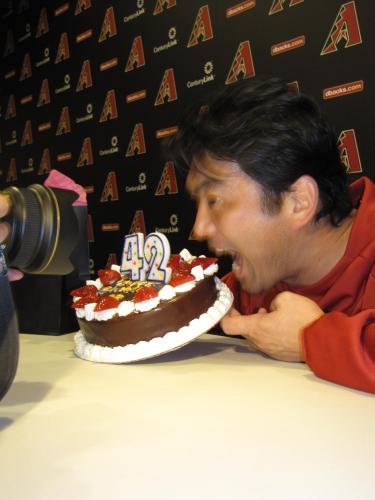 ４２歳の誕生日を迎え、ケーキを前にカメラ目線でポーズを取るＤバックス・斎藤