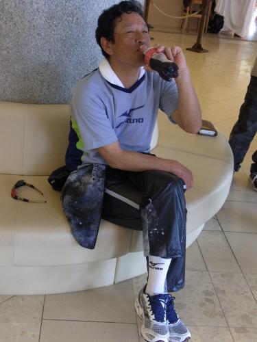 ランニングを終え、さわやかに清涼飲料を飲む日本ハム・栗山監督