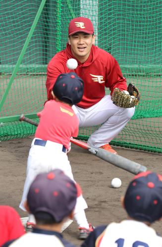 野球教室に最年少の４歳で参加したチビッコにトスをあげる田中