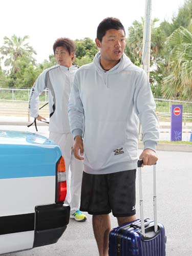 ２軍からタクシーで１軍宿舎に移動した日本ハム・大嶋（右）と斉藤