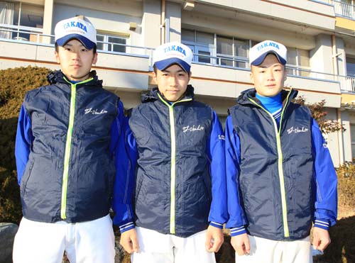 オリックスのＴ―岡田から贈られたウエアを着る選手たち。（左から）新沼、泉田、高原