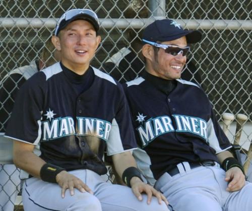 紅白戦のベンチで笑顔を見せるマリナーズ・川崎（左）とイチロー＝ピオリア