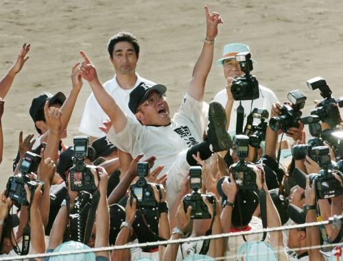 ２００５年８月、夏の全国高校野球選手権大会連覇を果たし、胴上げされる駒大苫小牧の香田誉士史監督