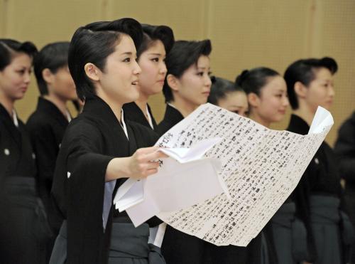宝塚音楽学校の卒業式で、答辞を読み上げる首席卒業の山内亜里さん