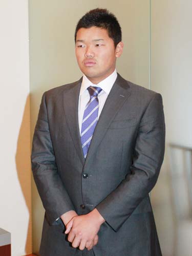 スーツ姿で薬物乱用防止講習会に出席した日本ハム・大嶋