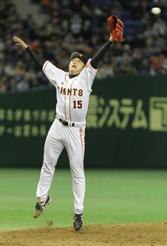 ＜巨・西＞７回２死三塁、栗山の打球に飛びつくも一歩及ばず適時打とされる巨人・沢村
