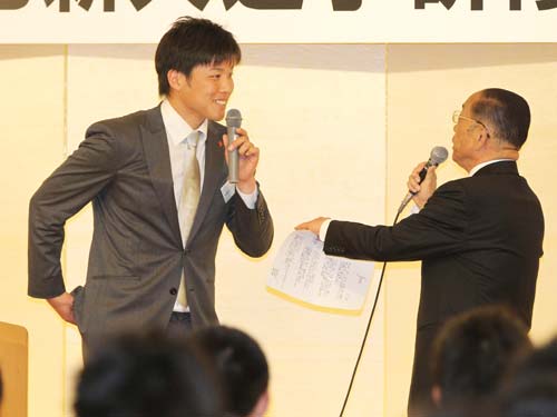 新人研修会でロッテ・藤岡（左）は深沢氏から高い評価を受ける