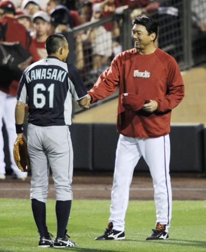 試合前、マリナーズ・川崎（左）と握手をするダイヤモンドバックス・斎藤