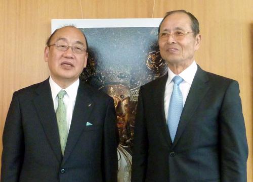 奈良県の荒井知事（左）を表敬訪問したソフトバンクの王球団会長