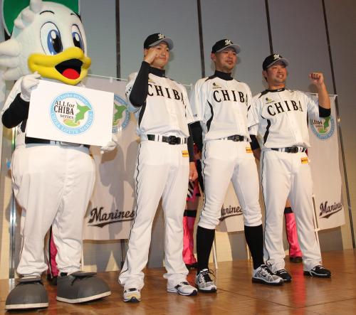 今シーズン着用するスペシャルユニホームに身を包むロッテの（左から）唐川、福浦、清田