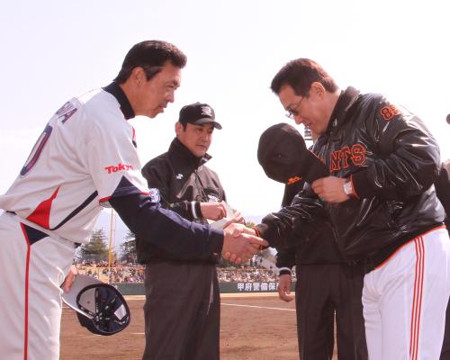 ＜巨・ヤ＞メンバー表交換後、握手をするヤクルトの小川監督（左）と巨人の原監督