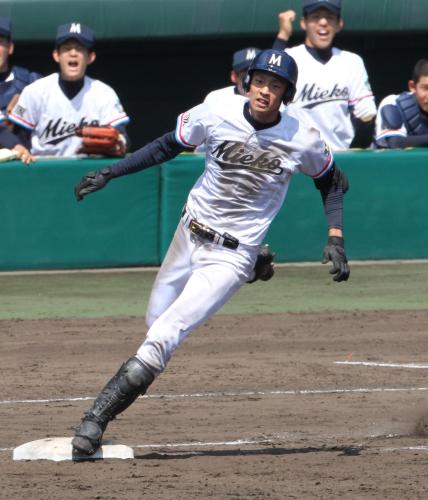 ＜三重・鳥取城北＞５回１死、三塁、岡本は中越え適時二塁打を放ち二塁へむかう