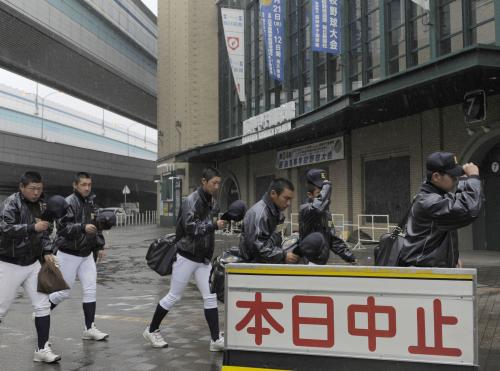 選抜高校野球大会第３日が雨で中止となり、甲子園球場の室内練習場へ向かう鳴門高の選手たち