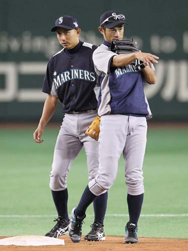 マリナーズ・川崎（左）と二遊間の練習を行うイチロー