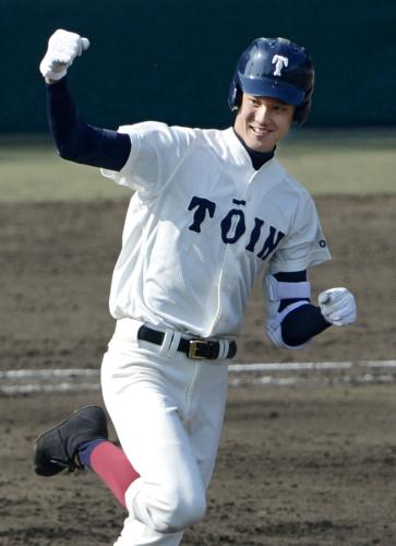 大阪桐蔭―九州学院　７回表、本塁打を放ちガッツポーズで塁を回る大阪桐蔭・藤浪