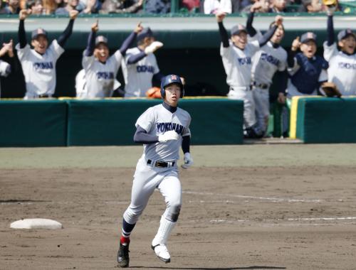 ＜横浜―聖光学院＞６回表横浜２死、左越えに本塁打を放ち二塁へ向かう柳