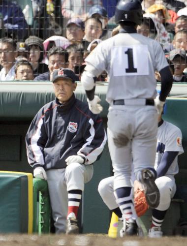 ＜横浜―聖光学院＞６回表、本塁打を放った柳（１）を迎える横浜の渡辺監督
