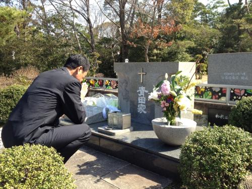 神戸市の霊園に眠る故青田昇氏の墓前に監督就任を報告する中畑監督